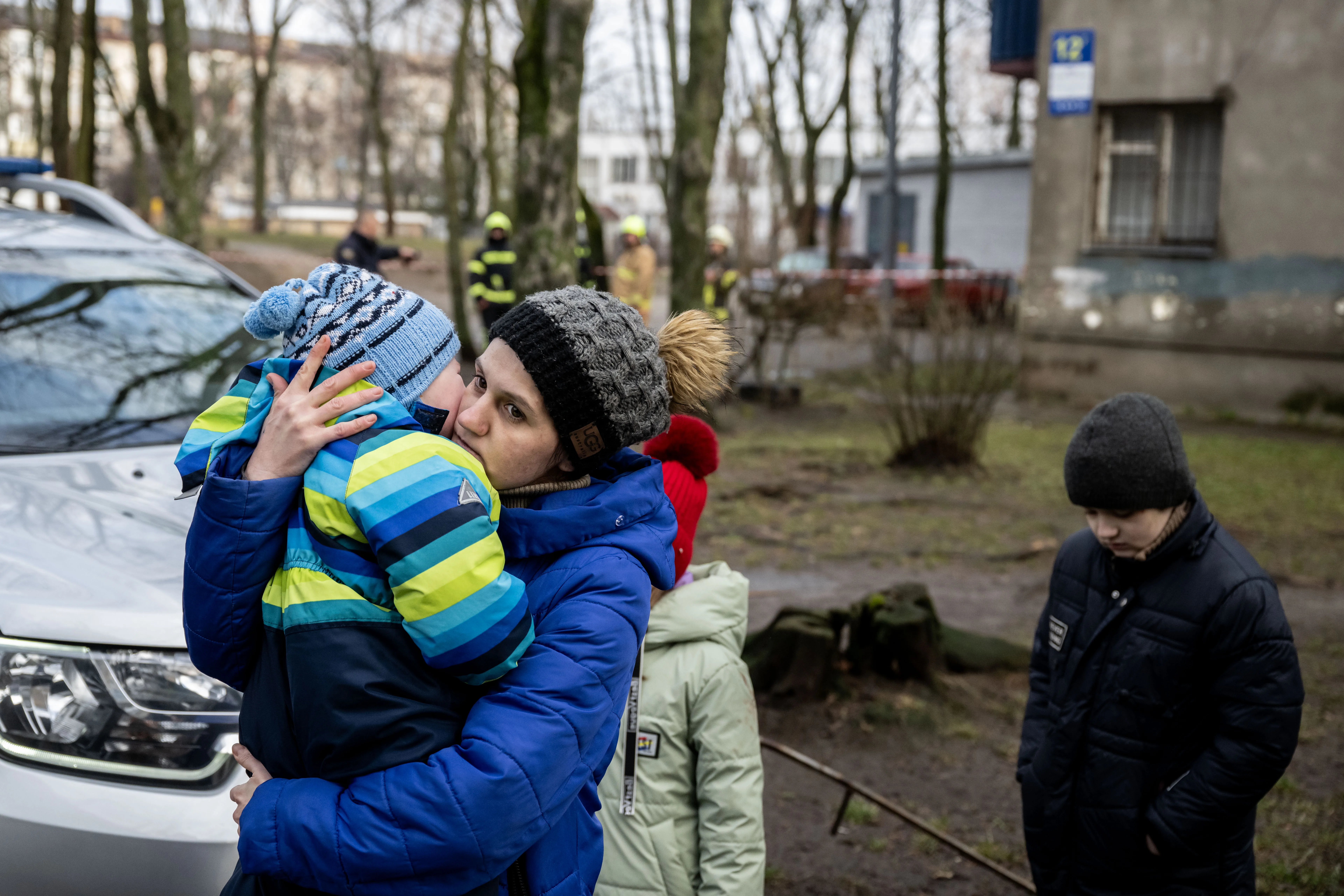 Багато містян шукали можливість вивезти з-під обстрілів дітей
